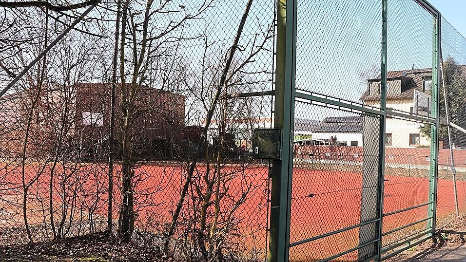 Weil das Karl-Ritter-von-Frisch-Gymnasium aus allen Nähten platzt, will der Landkreis Freising einen Teil des Schulsportplatzes an der Neustadtstraße für Schulklassencontainer nutzen. Weil das Karl-Ritter-von-Frisch-Gymnasium aus allen Nähten platzt, will der Landkreis Freising einen Teil des Schulsportplatzes an der Neustadtstraße für Schulklassencontainer nutzen.