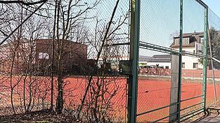 Weil das Karl-Ritter-von-Frisch-Gymnasium aus allen N&auml;hten platzt, will der Landkreis Freising einen Teil des Schulsportplatzes an der Neustadtstra&szlig;e f&uuml;r Schulklassencontainer nutzen.