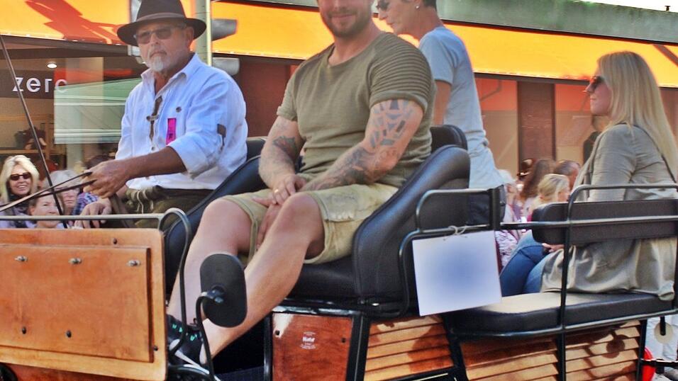 Viele Besucher verfolgten am Sonntag den Umzug auf dem Vilsbiburger Stadtplatz. Viele Besucher verfolgten am Sonntag den Umzug auf dem Vilsbiburger Stadtplatz.