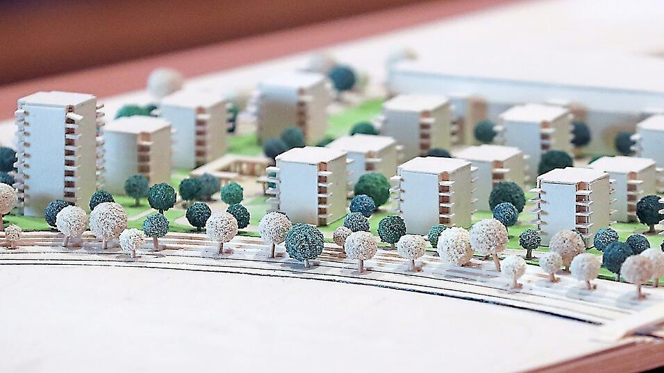 Der Entwurf von Karl Sperk setzt auf f&uuml;nf- bis sechsst&ouml;ckige Punkth&auml;user - und einem bis zu elfst&ouml;ckigen Eckhaus (ganz links im Bild) als Kontrapunkt zur Industriehalle (rechts im Hintergrund), die erhalten bleibt. Statt eines Gegengewichts zur Halle w&uuml;rden die Gestaltungsbeir&auml;te lieber 'eine Symbiose aus neuem Quartier und Gewerbebau sehen' und regen deshalb einen Ideenwettbewerb an.