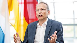 Der bayerische DGB-Landeschef Bernhardt Stiedl. Die bayerischen Gewerkschaften appellieren in einem Aufruf zur Bundestagswahl, keine rechte Partei zu wählen.
