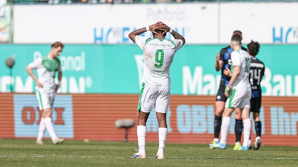 Noel Futkeu (M) vergab f&uuml;r die F&uuml;rther eine dicke Chance.