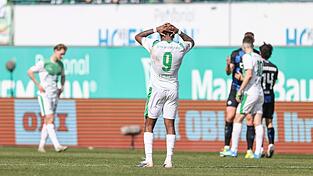 Noel Futkeu (M) vergab f&uuml;r die F&uuml;rther eine dicke Chance.