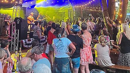 Live-Musik und Line Dancer sorgten f&uuml;r Western Flair pur. Auch Anf&auml;nger trauten sich, erste Schritte zu testen.