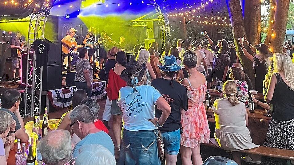 Live-Musik und Line Dancer sorgten f&uuml;r Western Flair pur. Auch Anf&auml;nger trauten sich, erste Schritte zu testen.