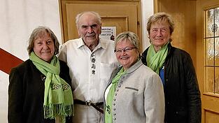 Vizebürgermeisterin Resi Prechtl (2.v.r.) und Mitglieder des Waldvereins nahmen den Jubilar Anton Fischer in die Mitte. Vizebürgermeisterin Resi Prechtl (2.v.r.) und Mitglieder des Waldvereins nahmen den Jubilar Anton Fischer in die Mitte.