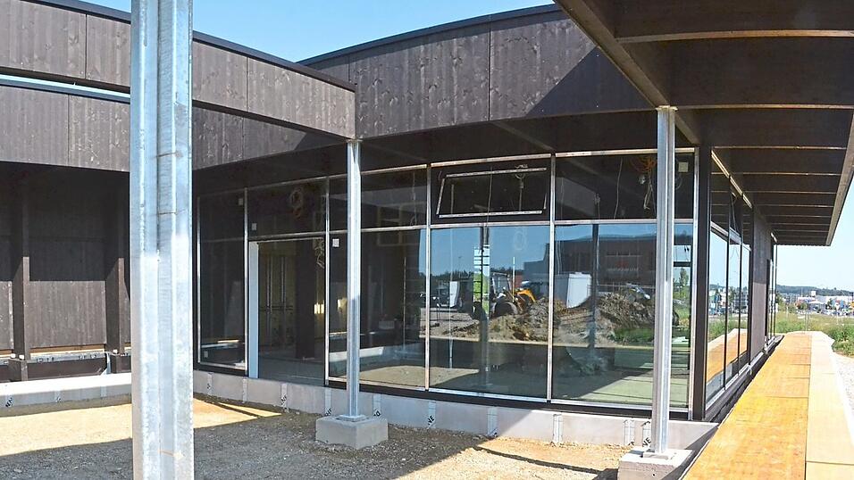 Der Freisitz bietet einen Ausblick auf eine Blumenwiese und auf den Kreisel. Der Freisitz bietet einen Ausblick auf eine Blumenwiese und auf den Kreisel.