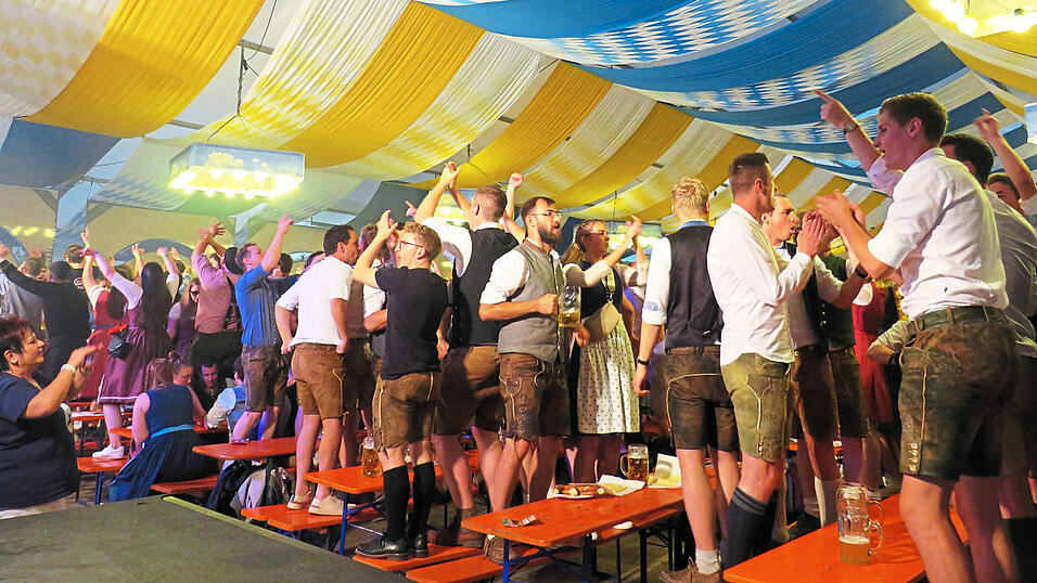 Abende mit Partycharakter hatten der Samstag und Sonntag, als alles auf den Bänken stand.