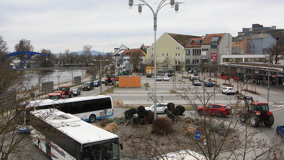 Mittags mischen sich die vielen Schulbusse mit den streikenden Bauern. Nichts geht mehr am Chamer Floßhafen. Mittags mischen sich die vielen Schulbusse mit den streikenden Bauern. Nichts geht mehr am Chamer Floßhafen.