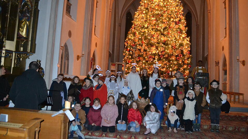 Der gro&szlig;e Christbaum leuchtete in Wallersdorf erstmals zum Schluss der Christkindlandacht.