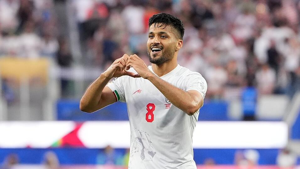 Der Iraner Mohammad Mohebbi jubelt &uuml;ber seinen Treffer.
