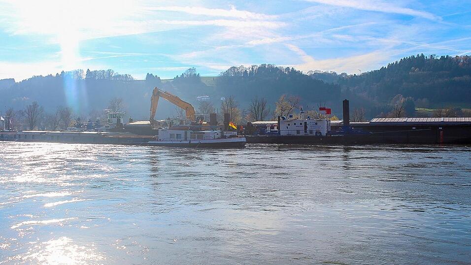 Für mehrere Stunden ging wegen der Bergungsmaßnahmen nichts mehr auf der Donau. Für mehrere Stunden ging wegen der Bergungsmaßnahmen nichts mehr auf der Donau.