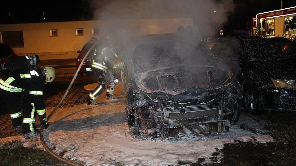 Die Feuerwehr bekämpfte den nächtlichen Fahrzeugbrand mit Löschschaum und verhinderte so ein Übergreifen der Flammen auf die Umgebung. Die Feuerwehr bekämpfte den nächtlichen Fahrzeugbrand mit Löschschaum und verhinderte so ein Übergreifen der Flammen auf die Umgebung.