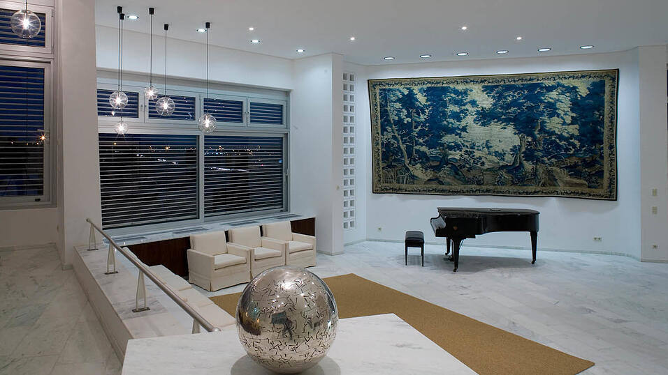 Die Kugel von Fritz Koenig steht im Salon der Residenz in Brasilia.