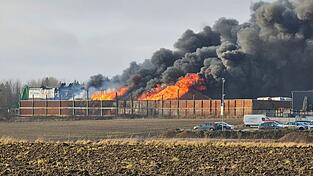 Rund 300 Kräfte von Polizei, Feuerwehr und Rettungsorganisationen waren wegen des Feuers im Einsatz.