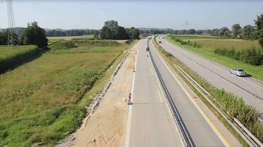 Wie vor einigen Jahren hier zwischen Moosburg und Landshut, soll die A92 auch bei Feldmoching dreispurig ausgebaut werden. Wie vor einigen Jahren hier zwischen Moosburg und Landshut, soll die A92 auch bei Feldmoching dreispurig ausgebaut werden.