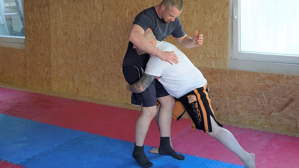 Sinnloses Prügeln? Beim Kampfsport MMA kommt es auch auf die Technik und die geistige und körperliche Fitness an. Sinnloses Prügeln? Beim Kampfsport MMA kommt es auch auf die Technik und die geistige und körperliche Fitness an.