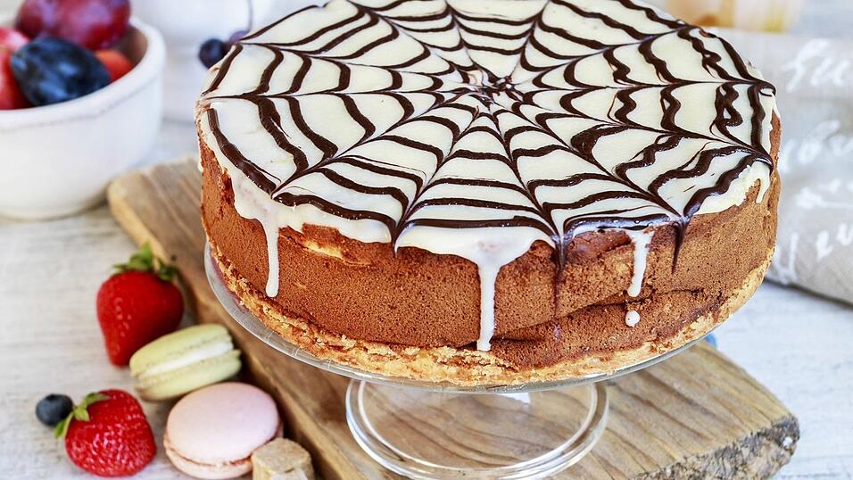 Wie wäre es mit einem Spinnennetz auf der Torte? Mit flüssiger Schokolade oder farbiger Zuckerschrift kann so gut wie jeder Kuchen oder jede Torte mit einem Spinnennetz verziert werden.