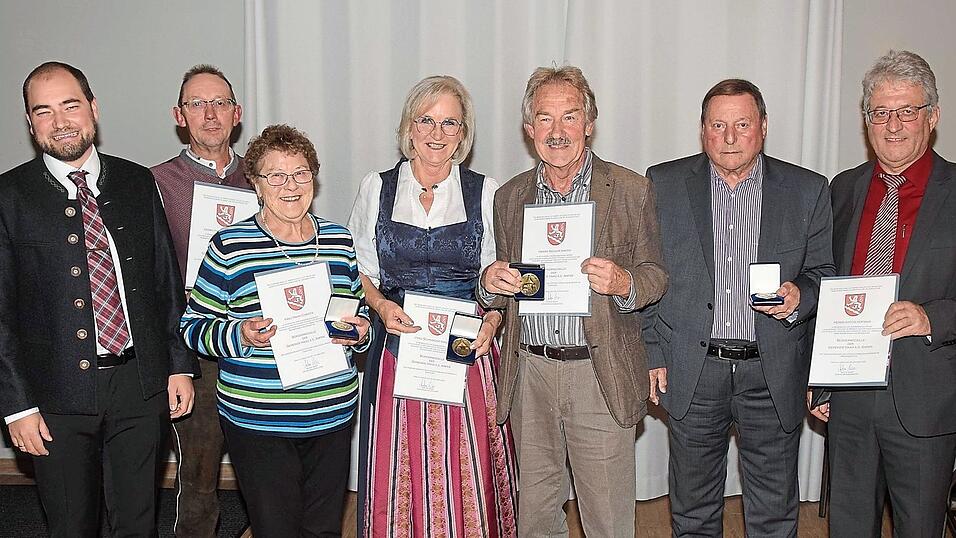 B&uuml;rgermeister Anton Geier (r.) und zweiter B&uuml;rgermeister Dominik Berger (l.) verliehen die B&uuml;rgermedaille an (v.l.) Peter Rathspieler, Christa Hahn, Angelika Schwaiger, Martin Senger und Anton Hofmair.