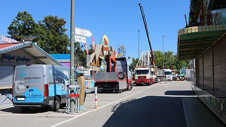 Am Dienstag war der Dultaufbau auf der Grieserwiese noch in vollem Gange. Am Freitag soll alles bereit sein für zehn tolle Dulttage.