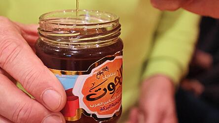 Bei der Honigverkostung unternehmen die Rodinger Imker eine genießerische Weltreise: Ägyptischer Honig erinnert im Geruch und Geschmack an Liebstöckel. Honig aus Kreta dagegen betört mit fruchtig-kräuterigen Noten. Bei der Honigverkostung unternehmen die Rodinger Imker eine genießerische Weltreise: Ägyptischer Honig erinnert im Geruch und Geschmack an Liebstöckel. Honig aus Kreta dagegen betört mit fruchtig-kräuterigen Noten.