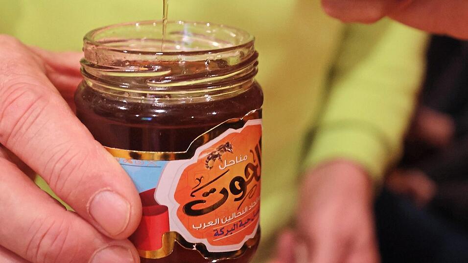 Bei der Honigverkostung unternehmen die Rodinger Imker eine genießerische Weltreise: Ägyptischer Honig erinnert im Geruch und Geschmack an Liebstöckel. Honig aus Kreta dagegen betört mit fruchtig-kräuterigen Noten.