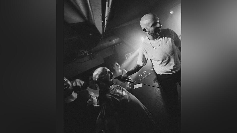 Max (links) in seinem Element auf einem Konzert von Love&Lose. Max (links) in seinem Element auf einem Konzert von Love&Lose.