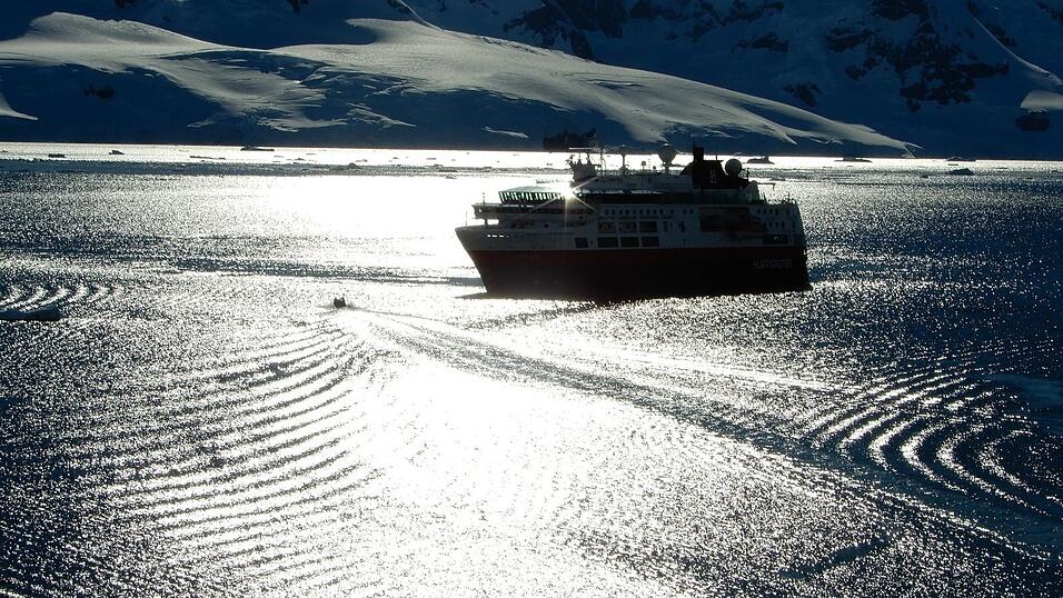 Mittlerweile reisen Schiffe für alle Interessen und Neigungen ins Südpolarmeer.