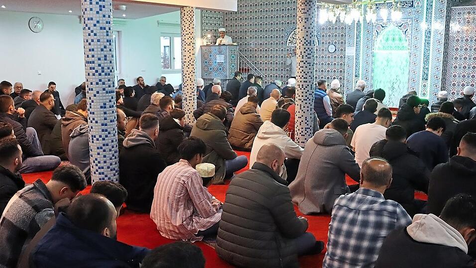 Schon zwanzig Minuten vor Beginn war der Hauptraum in der Mevlana-Moschee an der Riesengebirgsstra&szlig;e mehr als gut gef&uuml;llt. &Auml;hnlich gro&szlig;er Andrang herrschte in der Hicret Moschee in der Steinbockstra&szlig;e. Nach dem gemeinsamen Gebet wurde in den Familien Ramadan Bayram gefeiert.