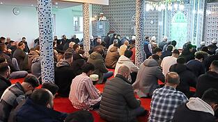 Schon zwanzig Minuten vor Beginn war der Hauptraum in der Mevlana-Moschee an der Riesengebirgsstra&szlig;e mehr als gut gef&uuml;llt. &Auml;hnlich gro&szlig;er Andrang herrschte in der Hicret Moschee in der Steinbockstra&szlig;e. Nach dem gemeinsamen Gebet wurde in den Familien Ramadan Bayram gefeiert.