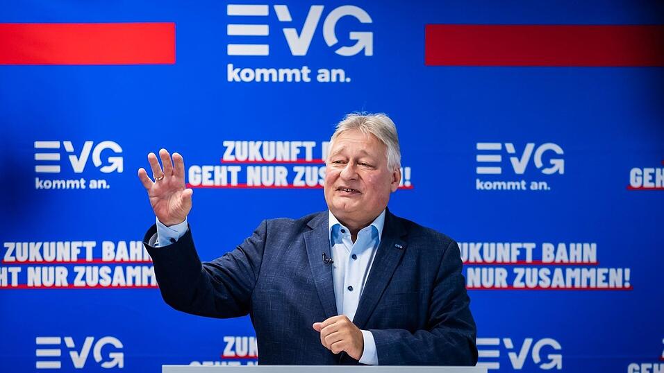 EVG-Chef Martin Burkert ist nicht erfreut über den geplanten Chefwechsel bei der DB InfraGo. EVG-Chef Martin Burkert ist nicht erfreut über den geplanten Chefwechsel bei der DB InfraGo.