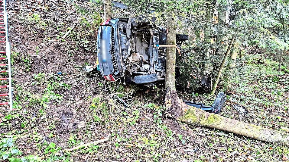 Einsatzkr&auml;fte der Feuerwehren bargen den Fahrer aus dem demolierten Wrack, allerdings kam f&uuml;r ihn jede Hilfe zu sp&auml;t.