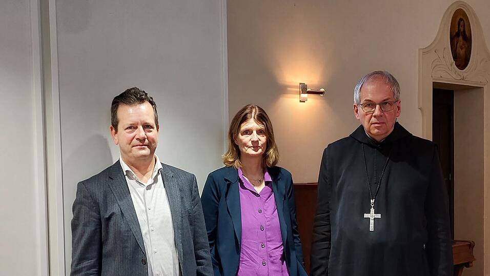 Robert Köhler (v.l.), Annette Eberle und Abt Markus Eller arbeiten bei dem wissenschaftlichen Projekt zur Aufarbeitung von Missbrauchsfällen im Kloster Rohr in Niederbayern zusammen. Robert Köhler (v.l.), Annette Eberle und Abt Markus Eller arbeiten bei dem wissenschaftlichen Projekt zur Aufarbeitung von Missbrauchsfällen im Kloster Rohr in Niederbayern zusammen.