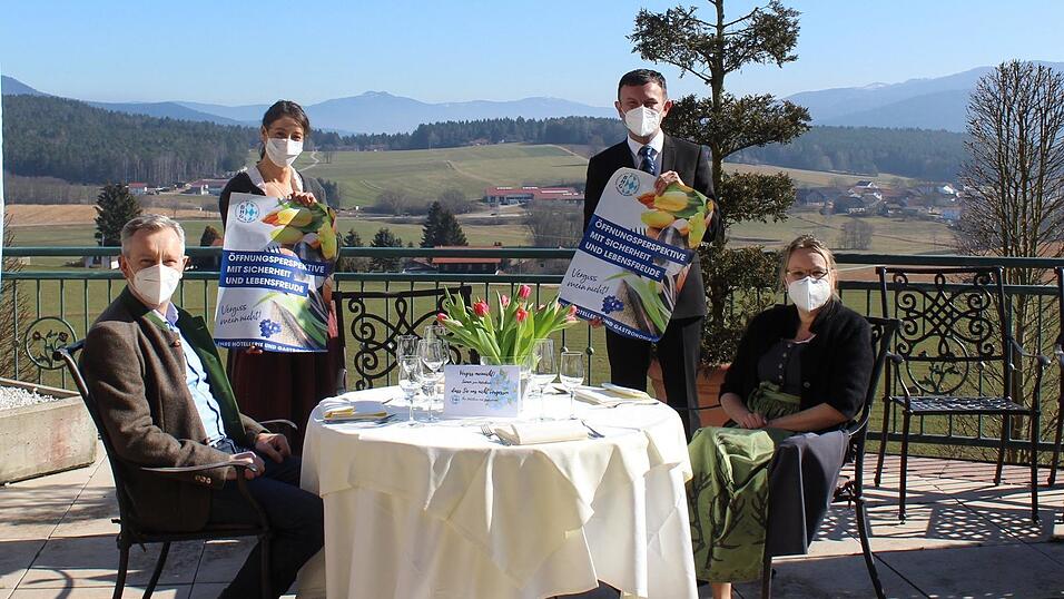 Bürgermeister Markus Hofmann und Kurdirektor Sepp Barth unterstützen die Dehoga-Aktion 'Gedeckter Tisch': Mit im Bild Julia Mühlbauer und Sonja Schmelmer (r.) vom Hotel Bayerwaldhof in Liebenstein. Bürgermeister Markus Hofmann und Kurdirektor Sepp Barth unterstützen die Dehoga-Aktion 'Gedeckter Tisch': Mit im Bild Julia Mühlbauer und Sonja Schmelmer (r.) vom Hotel Bayerwaldhof in Liebenstein.