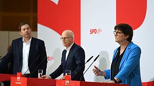 Hamburgs Bürgermeister Peter Tschentscher lässt die Frage nach dem künftigen Koalitionspartner seiner SPD vorerst offen.