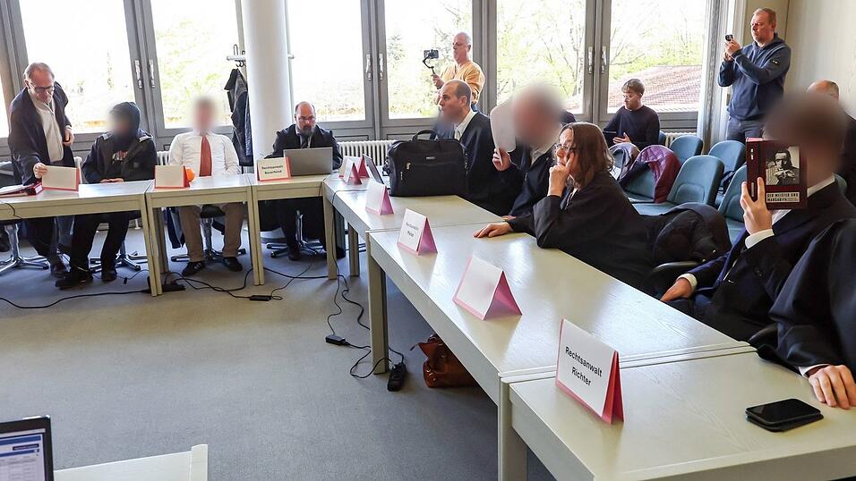 Die Beschuldigten mit ihren Anw&auml;lten im Saal des Amtsgerichtes Schwabach. (Archivbild)