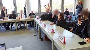 Die Beschuldigten mit ihren Anw&auml;lten im Saal des Amtsgerichtes Schwabach. (Archivbild)