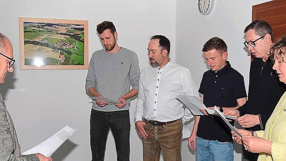 B&uuml;rgermeister Alfons Beilhack (l.) vereidigt die neuen Gemeinder&auml;te (v.l.) Korbinian Bayerstorfer, Franz L&ouml;ffelmann, Valentin Niedermaier, Veit Rauschhuber und Roswitha H&ouml;rl.