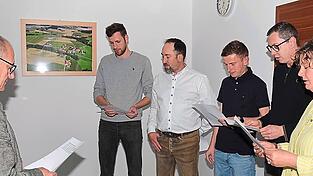 Bürgermeister Alfons Beilhack (l.) vereidigt die neuen Gemeinderäte (v.l.) Korbinian Bayerstorfer, Franz Löffelmann, Valentin Niedermaier, Veit Rauschhuber und Roswitha Hörl. Bürgermeister Alfons Beilhack (l.) vereidigt die neuen Gemeinderäte (v.l.) Korbinian Bayerstorfer, Franz Löffelmann, Valentin Niedermaier, Veit Rauschhuber und Roswitha Hörl.