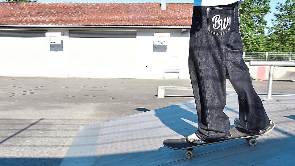 Im Au&szlig;enbereich des Mainburger Jugendtreffs f&auml;hrt ein Jugendlicher Skateboard. Neben dem Skatepark gibt es im Jugendtreff unter anderem M&ouml;glichkeiten f&uuml;r Basketball, Fu&szlig;ball sowie Kampf- und Kraftsport.