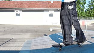 Im Au&szlig;enbereich des Mainburger Jugendtreffs f&auml;hrt ein Jugendlicher Skateboard. Neben dem Skatepark gibt es im Jugendtreff unter anderem M&ouml;glichkeiten f&uuml;r Basketball, Fu&szlig;ball sowie Kampf- und Kraftsport.