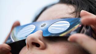 Sicher zur Sonnenfinsternis: Eine spezielle «SoFi-Brille» schützt die Augen vor gefährlichem Sonnenlicht. (Symbolbild) Sicher zur Sonnenfinsternis: Eine spezielle «SoFi-Brille» schützt die Augen vor gefährlichem Sonnenlicht. (Symbolbild)