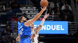 Maxi Kleber und Daniel Theis lieferten sich mit ihren Teams einen harten Kampf.