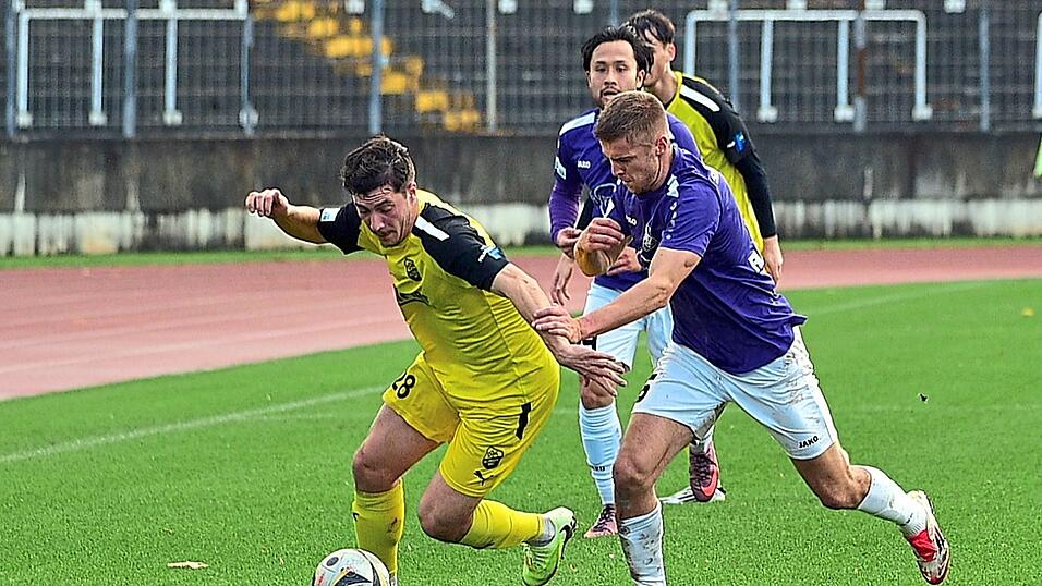 Vilzing mit Erol Özbay (in Gelb) nahm Augsburg mit Dennis Ruisinger vor der Pause den Wind aus den Segeln und schlug dann eiskalt zu. Vilzing mit Erol Özbay (in Gelb) nahm Augsburg mit Dennis Ruisinger vor der Pause den Wind aus den Segeln und schlug dann eiskalt zu.