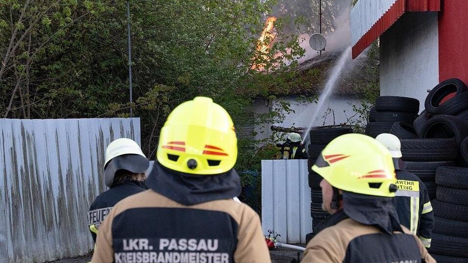&nbsp;Nahe der B8 bei Pleinting ist am Abend der Dachstuhl eines Wohnhauses in Brand geraten.