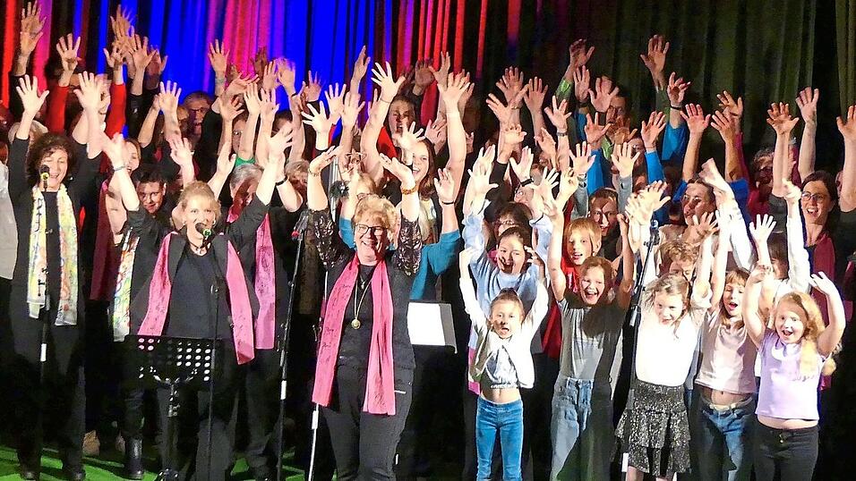 Alle Akteure versammelten sich zum Finale aller Chöre für „Oh happy Day“ auf der Bühne. Alle Akteure versammelten sich zum Finale aller Chöre für „Oh happy Day“ auf der Bühne.