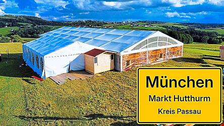 Gerade wird noch das Festzelt in München (Hutthurm) fertig aufgebaut.