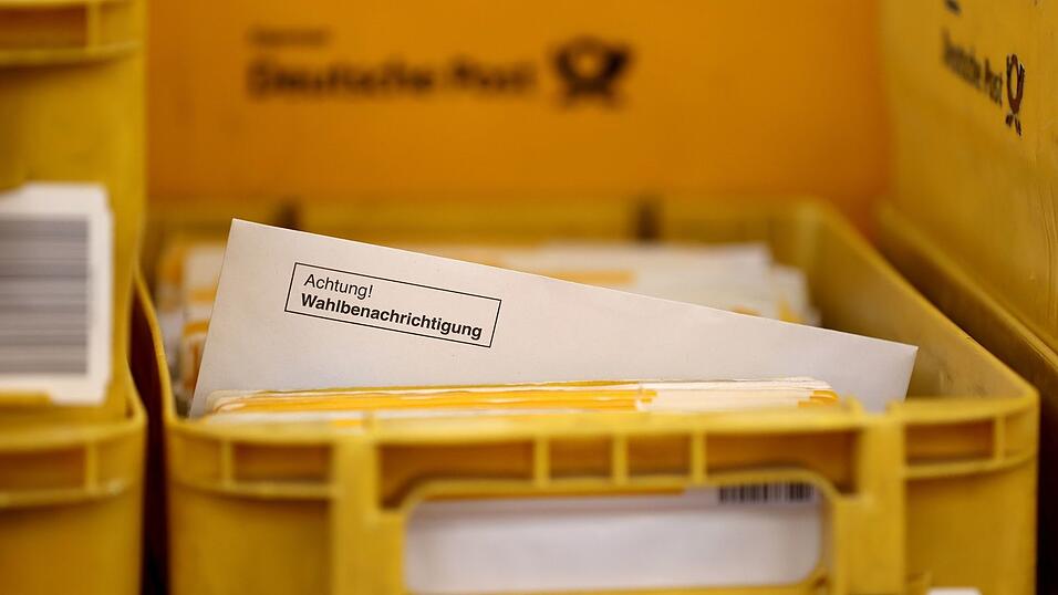 Die Mitarbeiter bei Post und DHL bereiten sich laut der Straubinger Niederlassungsleiterin Johanna Heigl auch selbstst&auml;ndig pflichtbewusst auf die Briefwahlen vor.