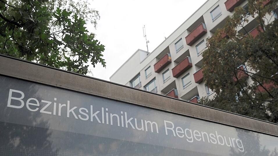 In der Kinder- und Jugendpsychiatrie am Regensburger Bezirksklinikum wurden am Donnerstag zwei Menschen schwer verletzt, darunter ein siebenj&auml;hriges Kind. Der mutma&szlig;liche T&auml;ter, ein 14-J&auml;hriger, soll in der Vergangenheit einen Anschlag in der Nordoberpfalz geplant haben.
