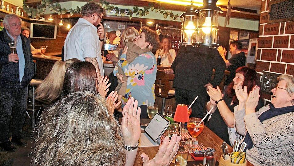 Die Familie gratuliert zuerst: Ehemann Manuel und der zweij&auml;hrige Sohn Theo.